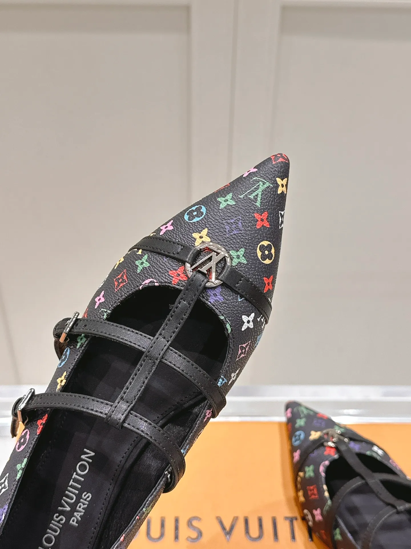 👟👟Ex-factory price 680👟👟 L V➕ Murakami Takashi co-branded series top quality louis vuitton ss25 new arrival～ LV.2025 spring and summer series｜new pointed toe high heels🆕 The small pointed toe of the eagle is matched with a hollow leather strip and a small square buckle to adjust the tightness, and the LV hardware "logo" is embellished, and the details and texture are particularly high-end! The sharp styling effect is a visual feast💯It is difficult to conceal the elegant temperament of LV. It is easy to wear, comfortable, sexy and exquisite ~ Grade A sheepskin lining is soft and breathable. The genuine leather outsole imported from Italy is easy to wear and will not tire your feet. Size: 35-40 (41 customized items are non-refundable)